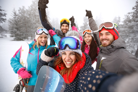 wyjazd turystyczny na narty, sporty zimowe na stoku, wyjazd na ferie z grupa przyjaciół