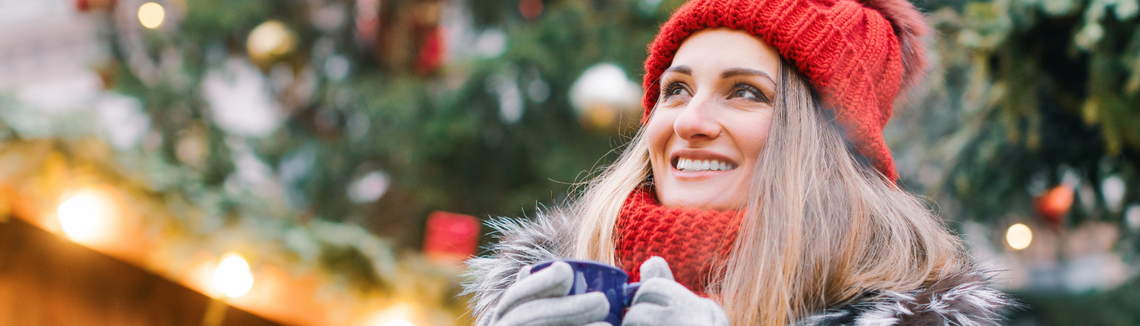 Egy nő egy bögrével a kezében