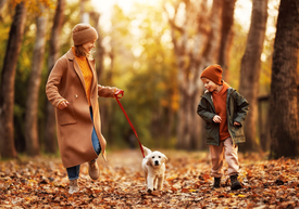 mama z synem i psem, spacer w parku, jesienne liście