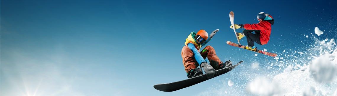 Скиор и сноубордист в екстремен скок.