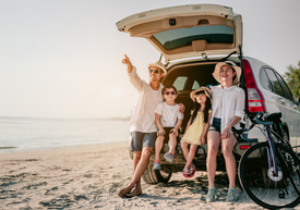 czteroosobowa rodzina na wyjeździe, w samochodzie na plaży, wakacje rodzinne z rowerem