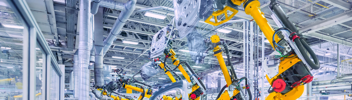żółte roboty przemysłowe, w majątku firmy