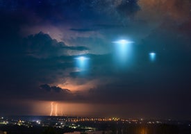 Skupina UFO světel na obloze