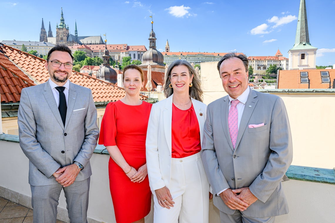 Vedení české pobočky Colonnade s velvyslankyní Kanady pózuje na fotografii ke Dni Kanady