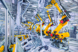 majątek firmy roboty przemysłowe, żółte i srebrne nowoczesne linie produkcyjne