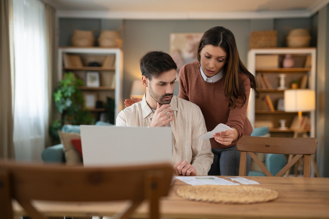 Žena a muž sa pozerajú na dokumenty