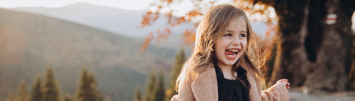 Dívka držící kytici květin v podzimní přírodě