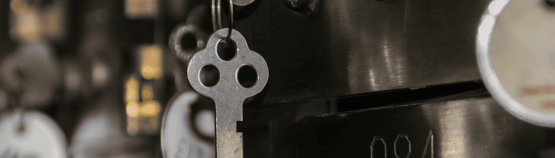 klucze w sejfie w starym stylu