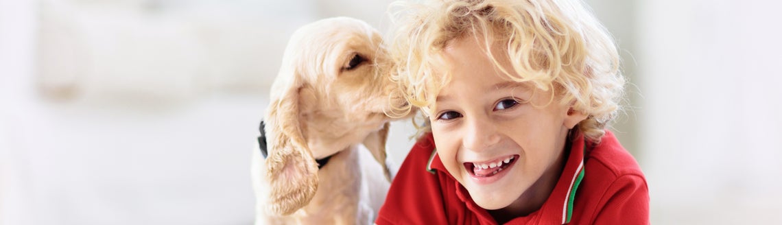 Chlapec ležící velde štěněte