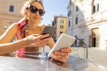 Žena, ktorá si nabíja telefón powerbankou
