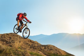 Muž jazdiaci na bicykli na kopci