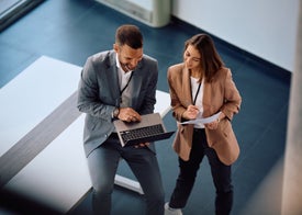 Muž a žena se dívají na notebook