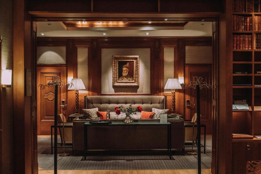 Image of a stylish sitting room, taken by Rod Long for Unsplash