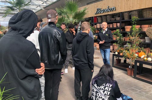 Alunni di III e IV in visita all'azienda Biasion ascoltano le spiegazioni Alunni di III e IV in visita all'azienda Biasion ascoltano le spiegazioni