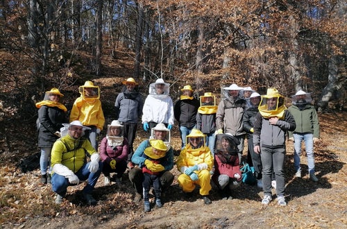 FC: corso apicoltori - foto di gruppo tutti "bardati" con i DPI FC: corso apicoltori - foto di gruppo tutti "bardati" con i DPI
