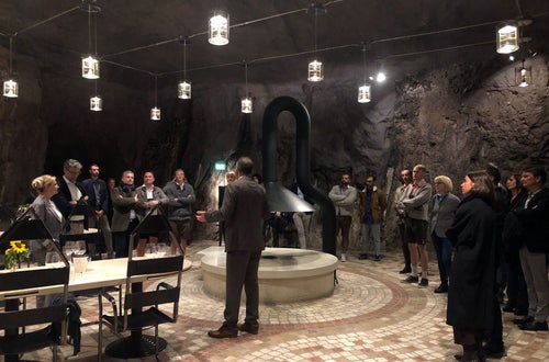 Imprenditore agricolo: discorso di apertura durante la serata di consegna degli attestati nella Caverna della roccia di Laimburg Imprenditore agricolo: discorso di apertura durante la serata di consegna degli attestati nella Caverna della roccia di Laimburg