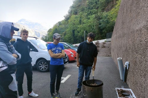 Castagnata: alunni/cuochi all'opera, padella sul fuoco Castagnata: alunni/cuochi all'opera, padella sul fuoco