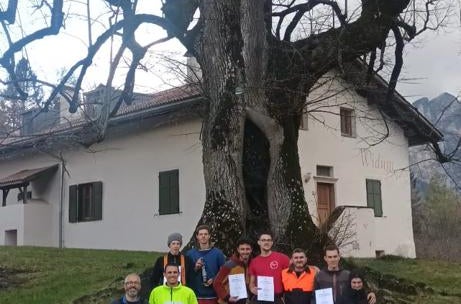 FC Corso motosega: foto di gruppo i corsisti con attestato ricevuto FC Corso motosega: foto di gruppo i corsisti con attestato ricevuto