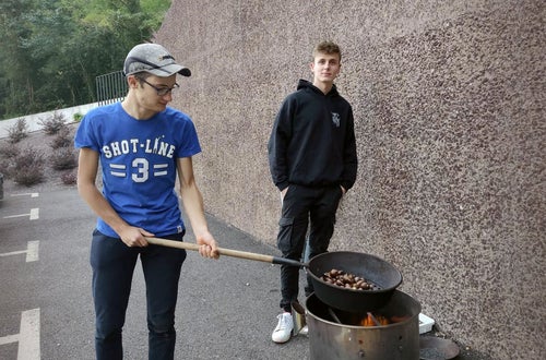 Castagnata: un alunno/cuoco arrostisce le castagne e l'altro...guarda Castagnata: un alunno/cuoco arrostisce le castagne e l'altro...guarda