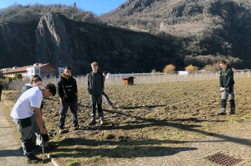 Impianto nuovo meleto, alunni classe III - misurazioni in campo Impianto nuovo meleto, alunni classe III - misurazioni in campo