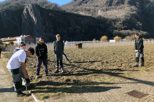 Impianto nuovo meleto, alunni classe III - misurazioni in campo Impianto nuovo meleto, alunni classe III - misurazioni in campo