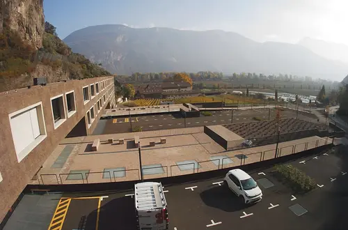 Edificio scolastico - esterno, vista generale Edificio scolastico - esterno, vista generale