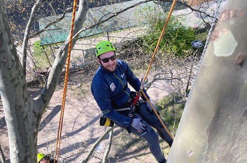 FC corso Tree climbing operatore sospeso in salita con fune FC corso Tree climbing operatore sospeso in salita con fune