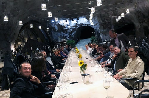 Imprenditore agricolo: foto della tavolata durante la serata di consegna degli attestati nella Caverna della roccia di Laimburg, con degustazione vini Imprenditore agricolo: foto della tavolata durante la serata di consegna degli attestati nella Caverna della roccia di Laimburg, con degustazione vini