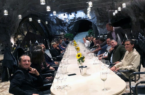 Imprenditore agricolo: foto della tavolata durante la serata di consegna degli attestati nella Caverna della roccia di Laimburg, con degustazione vini Imprenditore agricolo: foto della tavolata durante la serata di consegna degli attestati nella Caverna della roccia di Laimburg, con degustazione vini