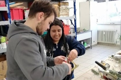 laboratorio: composizione gadget e decorazioni con materiali di riciclo e naturali laboratorio: composizione gadget e decorazioni con materiali di riciclo e naturali