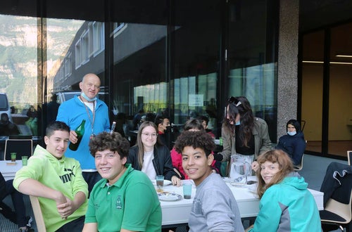 Castagnata: gruppetto al tavolo pronto per la foto Castagnata: gruppetto al tavolo pronto per la foto