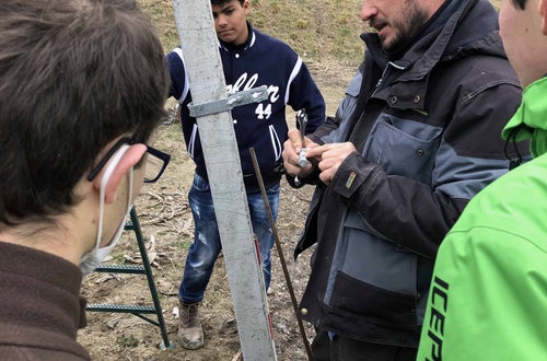 Impianto nuovo meleto, alunni classe III - sistemazione pali sostegno Impianto nuovo meleto, alunni classe III - sistemazione pali sostegno