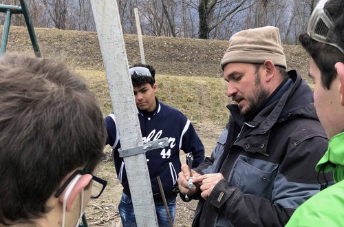 Impianto nuovo meleto, alunni classe III - sistemazione pali sostegno Impianto nuovo meleto, alunni classe III - sistemazione pali sostegno