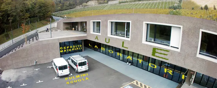 La scuola struttura, visione globale fronte edificio con ingresso La scuola struttura, visione globale fronte edificio con ingresso