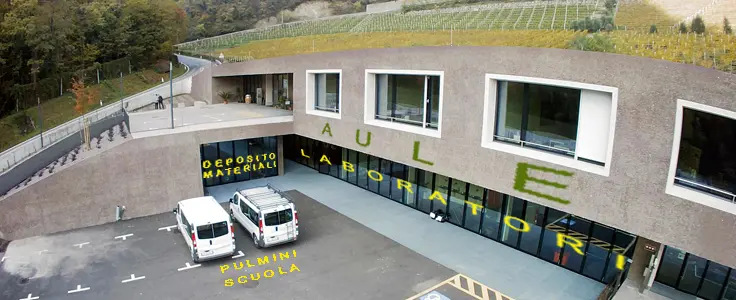 La scuola struttura, visione globale fronte edificio con ingresso La scuola struttura, visione globale fronte edificio con ingresso