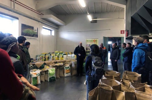 FC: Manutentori del verde visita da Biasion, il gruppo ascolta il relatore aziendale FC: Manutentori del verde visita da Biasion, il gruppo ascolta il relatore aziendale