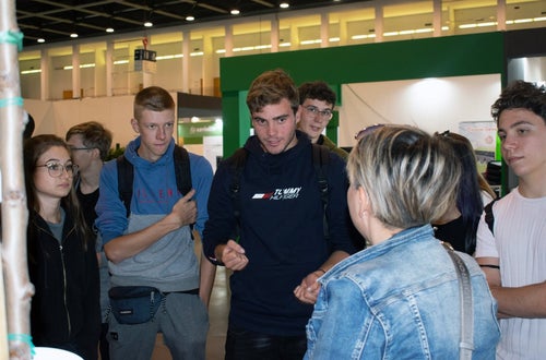 Flomart: la profe di giardinaggio spiega ad un gruppo di alunni in fiera Flomart: la profe di giardinaggio spiega ad un gruppo di alunni in fiera