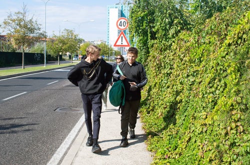 Flomart: a piedi dalla stazione dei treni alla fiera, gli alunni per strada mentre chiacchierano Flomart: a piedi dalla stazione dei treni alla fiera, gli alunni per strada mentre chiacchierano