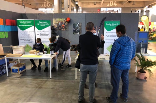 Agrialp: visitatori nello stand Agrialp: visitatori nello stand