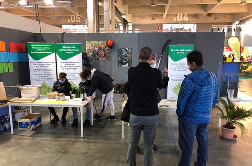 Agrialp: visitatori nello stand Agrialp: visitatori nello stand
