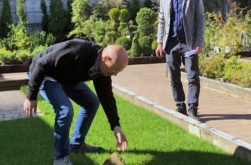 Alunni di III e IV in visita all'azienda Biasion: spiegazione materiali per prato erboso Alunni di III e IV in visita all'azienda Biasion: spiegazione materiali per prato erboso