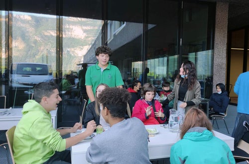 Castagnata. gruppetto di alunni chiacchiera a tavola Castagnata. gruppetto di alunni chiacchiera a tavola