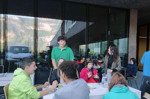Castagnata. gruppetto di alunni chiacchiera a tavola Castagnata. gruppetto di alunni chiacchiera a tavola