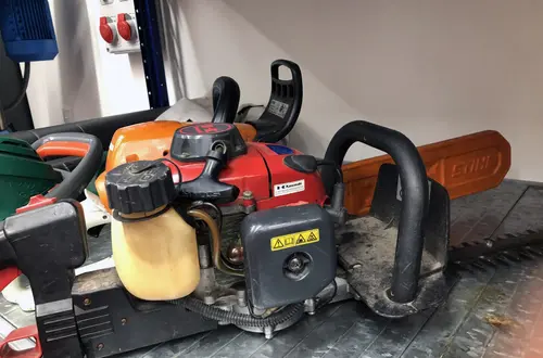 Struttura: magazzino attrezzi, motosega Struttura: magazzino attrezzi, motosega