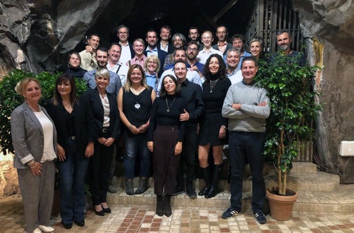 Imprenditore agricolo: foto di gruppo nella Caverna della roccia di Laimburg durante la serata di consegna degli attestati Imprenditore agricolo: foto di gruppo nella Caverna della roccia di Laimburg durante la serata di consegna degli attestati