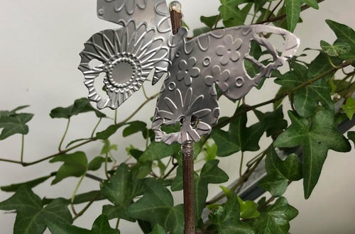 riciclo lattine alluminio: farfalla alluminio su ramo di potatura - gadget per vasi di fiori riciclo lattine alluminio: farfalla alluminio su ramo di potatura - gadget per vasi di fiori