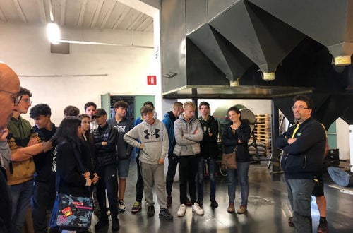 Alunni di III e IV in visita all'azienda Biasion ascoltano le spiegazioni 02 Alunni di III e IV in visita all'azienda Biasion ascoltano le spiegazioni 02