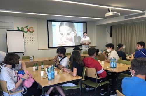 VOG - visita didattica: Un membro dello staff presenta agli alunni l'azienda prima della visita guidata VOG - visita didattica: Un membro dello staff presenta agli alunni l'azienda prima della visita guidata