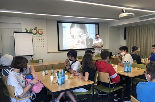 VOG - visita didattica: Un membro dello staff presenta agli alunni l'azienda prima della visita guidata VOG - visita didattica: Un membro dello staff presenta agli alunni l'azienda prima della visita guidata