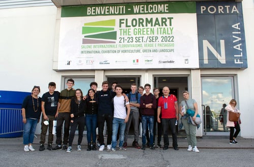 Flomart: foto di gruppo all'ingresso della fiera Flomart: foto di gruppo all'ingresso della fiera